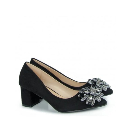 Czółenka damskie czarne Sabatina z ozdobą na cholewce