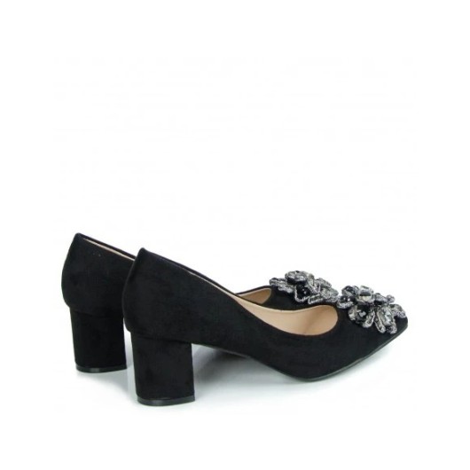 Czółenka damskie czarne Sabatina z ozdobą na cholewce