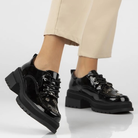 Skórzane półbuty damskie z ozdobnymi dzetamI