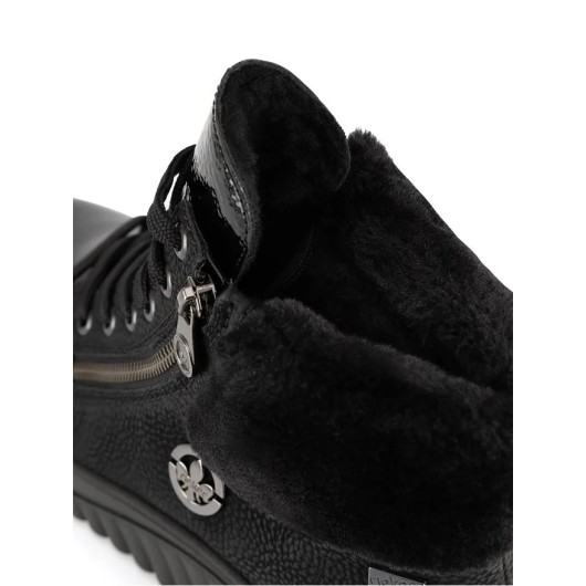 Czarne krótkie botki damskie ocieplane kożuszkiem Rieker