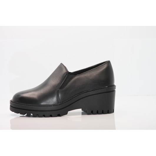 Półbuty damskie skórzane czarne na koturnie Sokolski