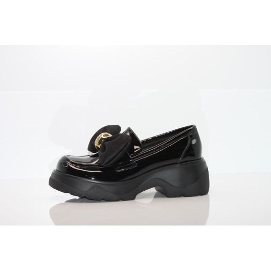 Półbuty skórzane lakierowane czarne z ozdobną kokardą Loretta Vitale