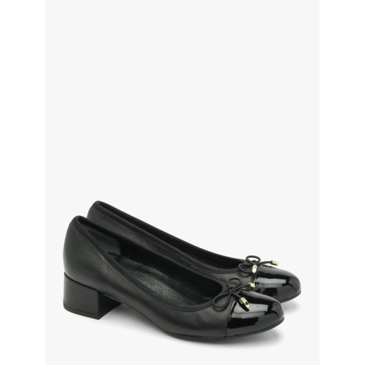 Czarne skórzane czółenka damskie z ozdobną kokardką Ryłko