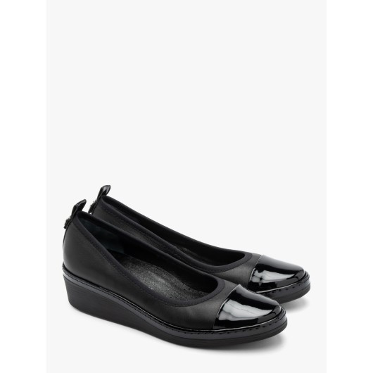 Skórzan czółenka damskie czarne z lakierowanym noskiem Ryłko