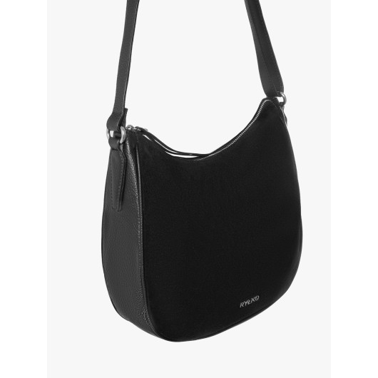 Czarna skórzana listonoszka średniej wielkości na pasku z logotypem Ryłko