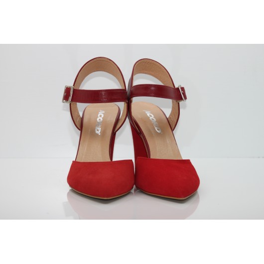 Zamszowe czerwone sandałki damskie na słupku