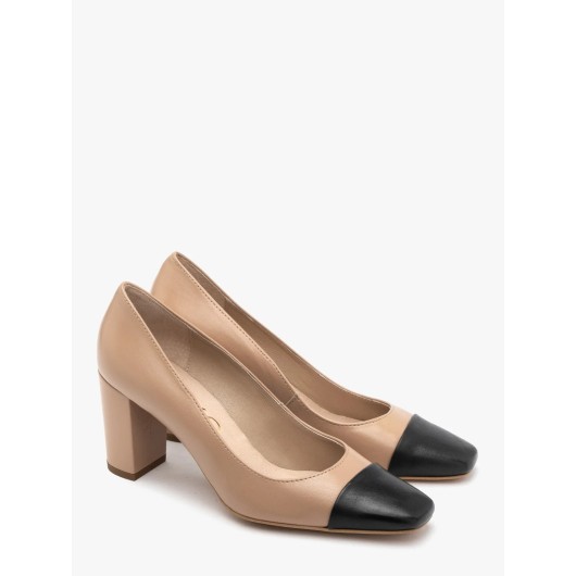 Beżowe czółenka skórzane Ryłko z czarnym noskiem na słupkowym obcasie