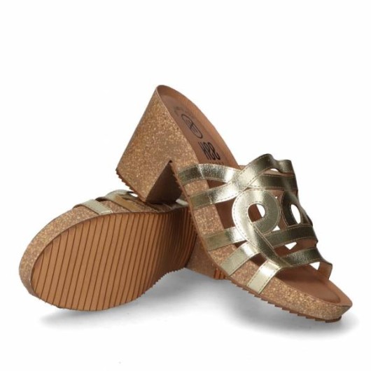 Klapki na koturnie naturalny korek