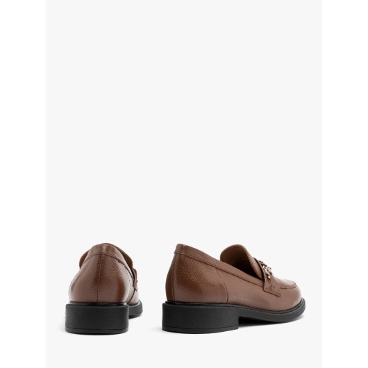 Brązowe skórzane mokasyny Ryłko ze złotym łańcuszkiem