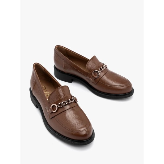 Brązowe skórzane mokasyny Ryłko ze złotym łańcuszkiem