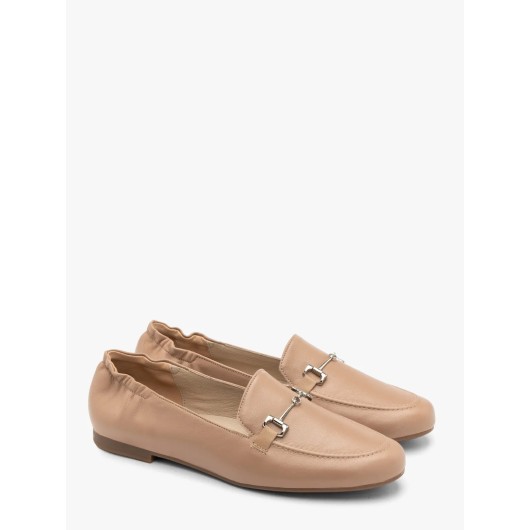 Beżowe mokasyny damskie Ryłko ze srebrną ozdobą