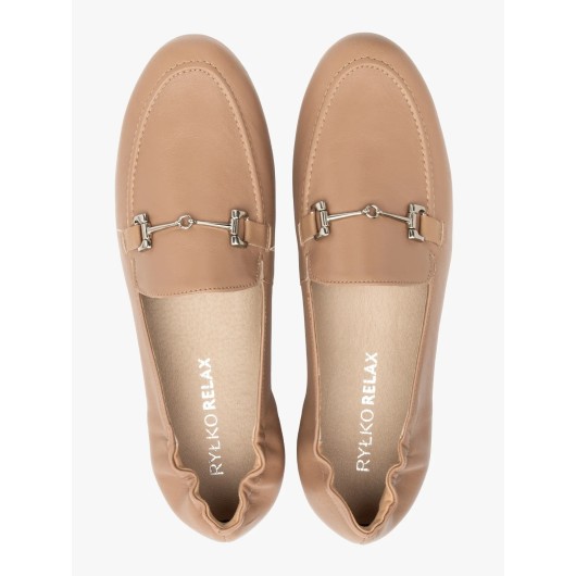 Beżowe mokasyny damskie Ryłko ze srebrną ozdobą