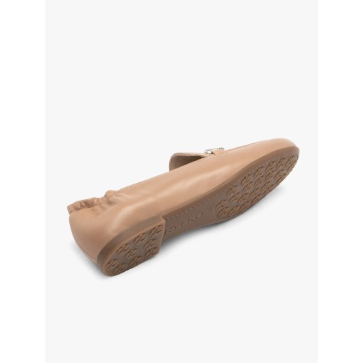 Beżowe mokasyny damskie Ryłko ze srebrną ozdobą