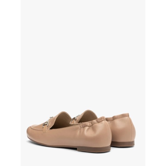Beżowe mokasyny damskie Ryłko ze srebrną ozdobą