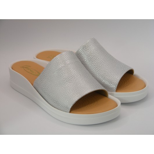 Klapki damskie skórzane wygodne Jaromin srebrne