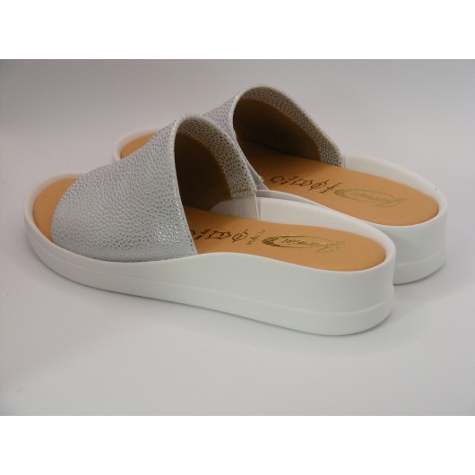 Klapki damskie skórzane wygodne Jaromin srebrne