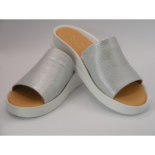 Klapki damskie skórzane wygodne Jaromin srebrne