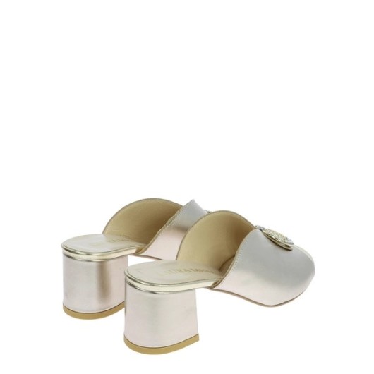 Złote klapki na klocku z ozdobą Laura Messi2714