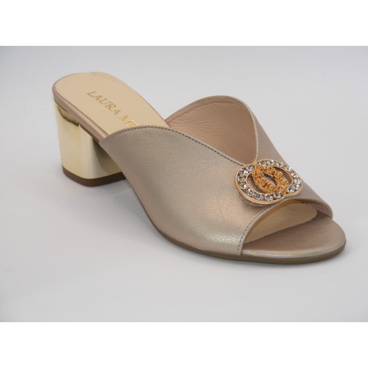 Złote klapki na klocku z ozdobą Laura Messi2714