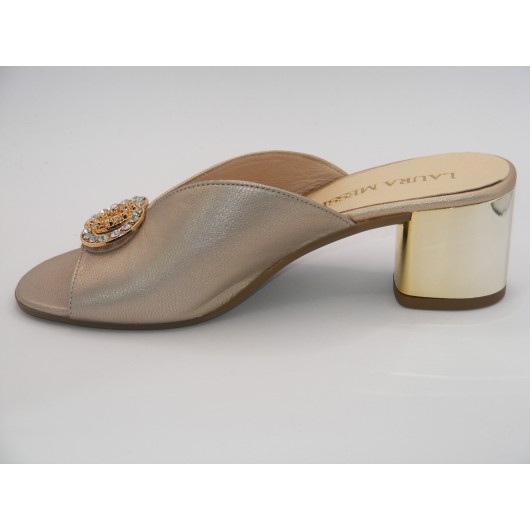 Złote klapki na klocku z ozdobą Laura Messi2714