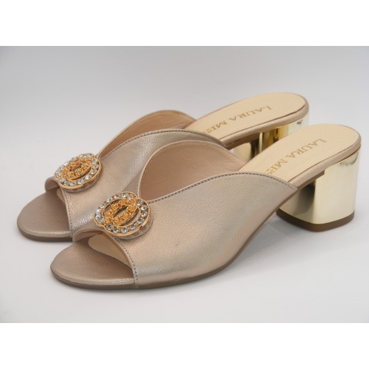 Złote klapki na klocku z ozdobą Laura Messi2714