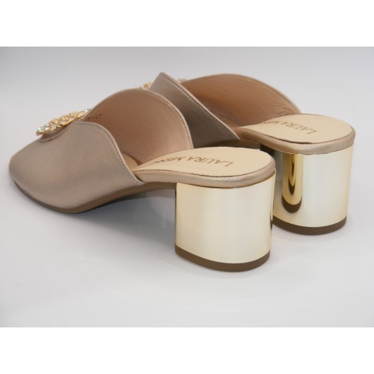 Złote klapki na klocku z ozdobą Laura Messi2714