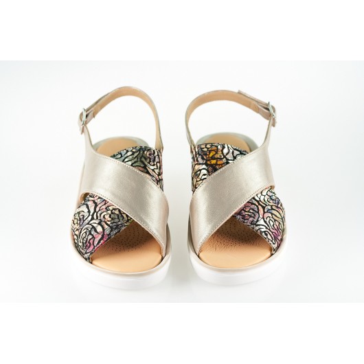 Skórzane sandałki Brodacz7042 na koturnie platyna z motywem kwiatowym