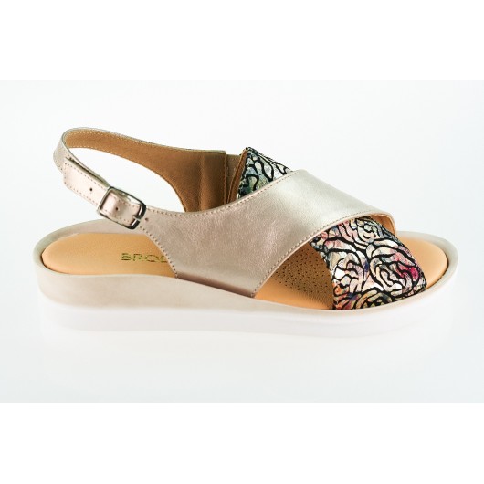 Skórzane sandałki Brodacz7042 na koturnie platyna z motywem kwiatowym