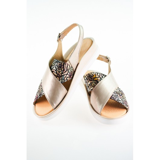 Skórzane sandałki Brodacz7042 na koturnie platyna z motywem kwiatowym