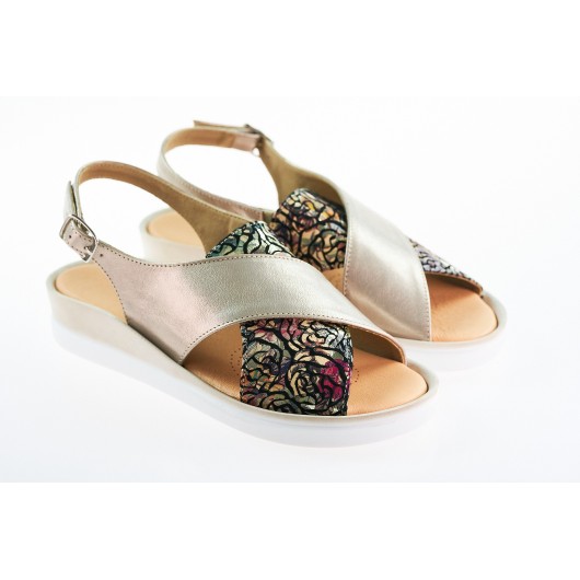 Skórzane sandałki Brodacz7042 na koturnie platyna z motywem kwiatowym