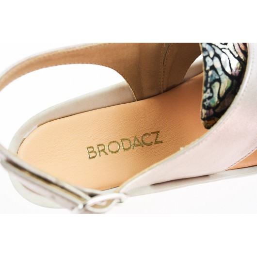 Skórzane sandałki Brodacz7042 na koturnie platyna z motywem kwiatowym