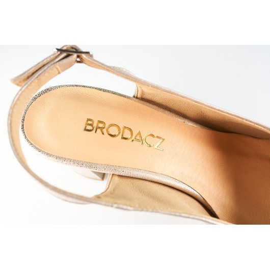 Skórzane sandałki Brodacz7042 na koturnie platyna z motywem kwiatowym