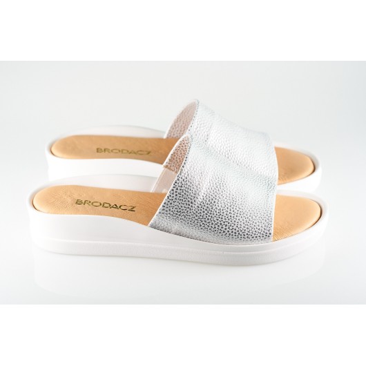 Wygodne skórzane klapki Brodacz5414 srebro kropki