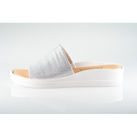 Wygodne skórzane klapki Brodacz5414 srebro kropki
