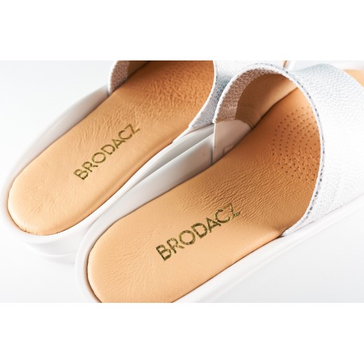 Wygodne skórzane klapki Brodacz5414 srebro kropki