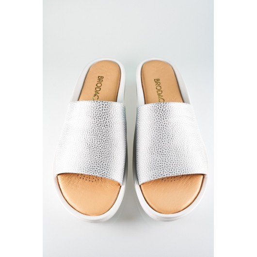 Wygodne skórzane klapki Brodacz5414 srebro kropki