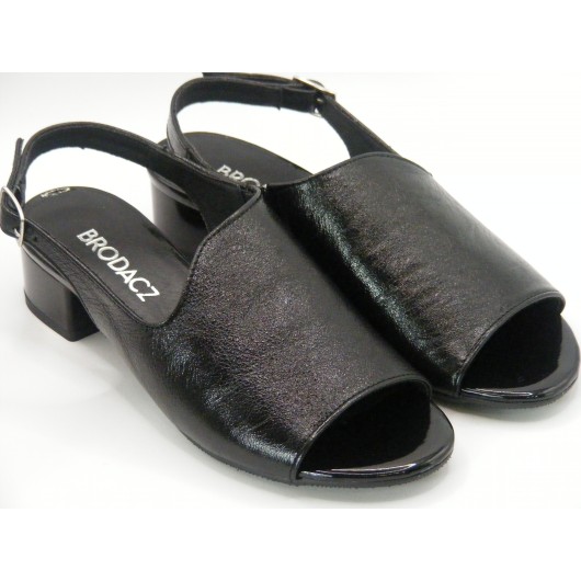 Damskie czarne skórzane sandałki na niskim obcasie Brodacz7003