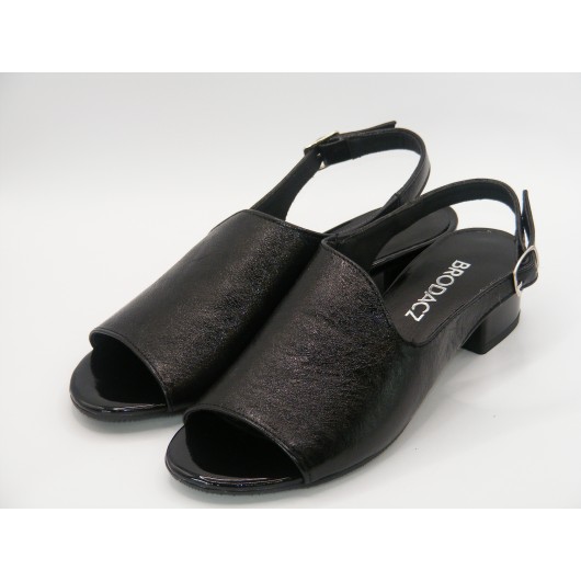 Damskie czarne skórzane sandałki na niskim obcasie Brodacz7003