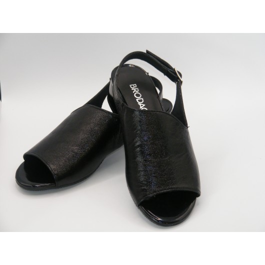 Damskie czarne skórzane sandałki na niskim obcasie Brodacz7003