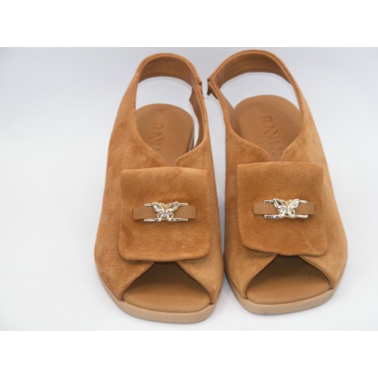 Zamszowe sandałki na obcasie Ravini w kolorze jasnego brązu – elegancja i komfort na każdą okazję