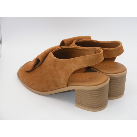 Zamszowe sandałki na obcasie Ravini w kolorze jasnego brązu – elegancja i komfort na każdą okazję
