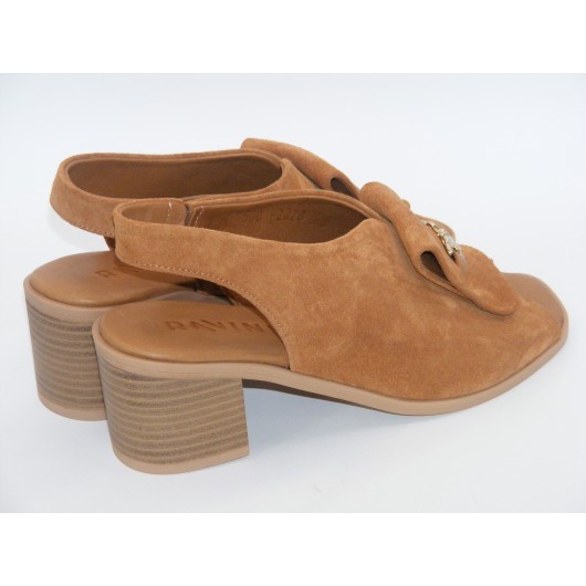 Zamszowe sandałki na obcasie Ravini w kolorze jasnego brązu – elegancja i komfort na każdą okazję
