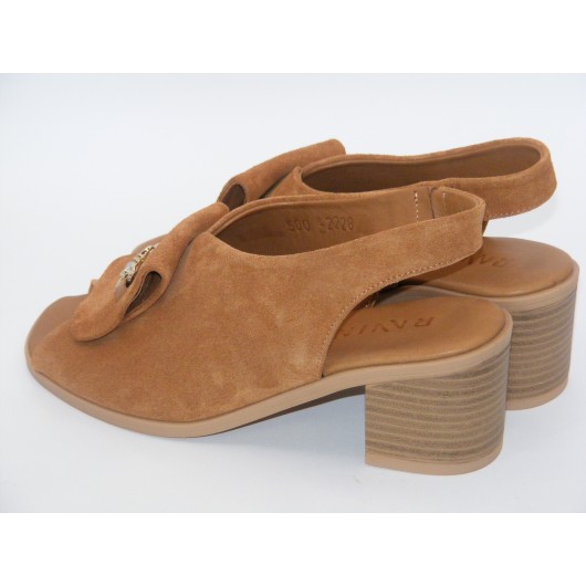 Zamszowe sandałki na obcasie Ravini w kolorze jasnego brązu – elegancja i komfort na każdą okazję