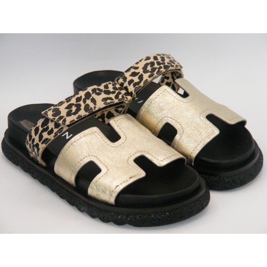 Klapki damskie skórzane Ravini – złote z motywem panterki na platformie – elegancja i wygoda na co dzień