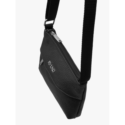 Mała, czarna skórzana torebka Ryłko na pasku z taśmy