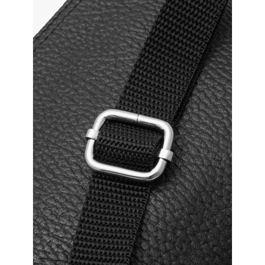 Mała, czarna skórzana torebka Ryłko na pasku z taśmy