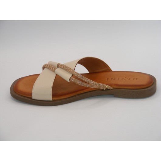 Skórzane płaskie klapki Ravini z ozdobnym paskiem – styl i wygoda na lato