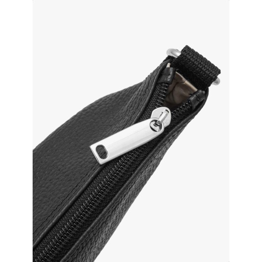 Mała, czarna skórzana torebka Ryłko na pasku z taśmy