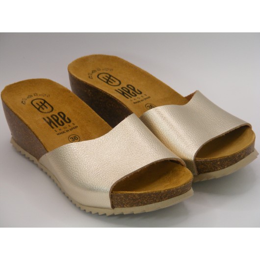 Złote skórzane klapki na koturnie – hiszpańska jakość i wygoda