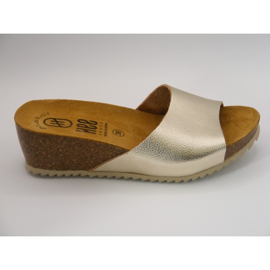 Złote skórzane klapki na koturnie – hiszpańska jakość i wygoda